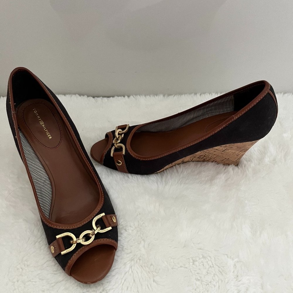 Wedged open toes shoe